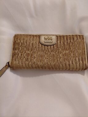Coach Madison Gathered Signature accordion zip wallet In Taupe